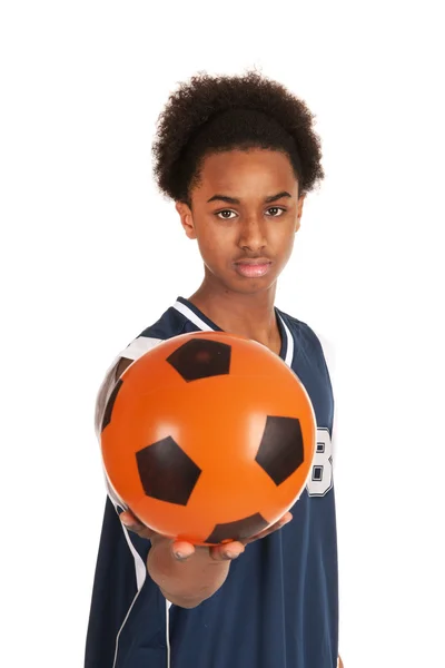 Чёрный баскетболист с мячом — стоковое фото