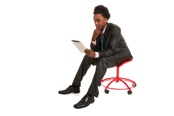 Homem de negócios preto com tablet PC — Fotografia de Stock
