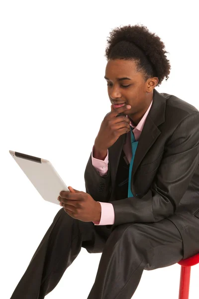 Zwarte zakenman met tablet pc — Stockfoto