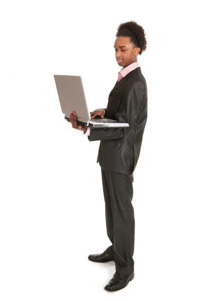 Svart affärsman med laptop — Stockfoto