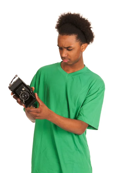 Мальчик-подросток с винтажной фотокамерой — стоковое фото