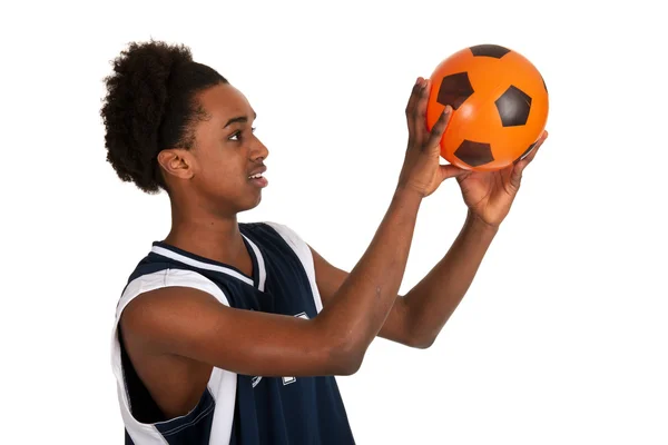 Чорний баскетболіст з м'ячем — стокове фото