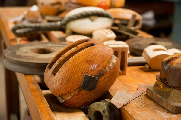 Старые деревянные шкивы — стоковое фото
