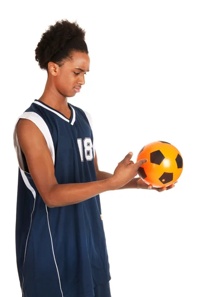 Чёрный баскетболист с неправильным мячом — стоковое фото