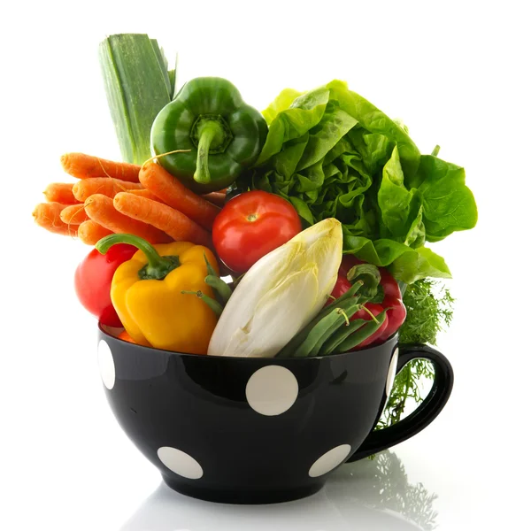 Schwarze Schüssel voller Gemüse — Stockfoto