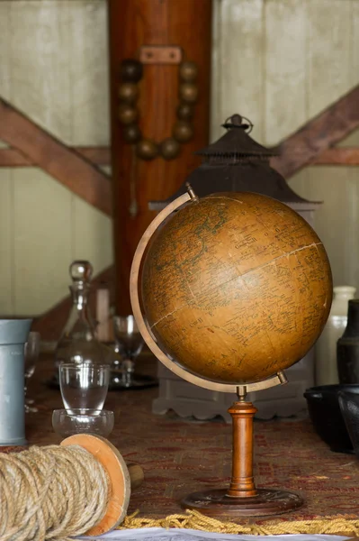 Старый глобус на корабле — стоковое фото