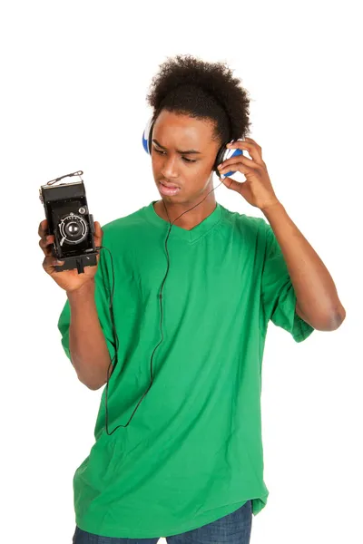 Menino adolescente se conectando com câmera de fotos vintage — Fotografia de Stock