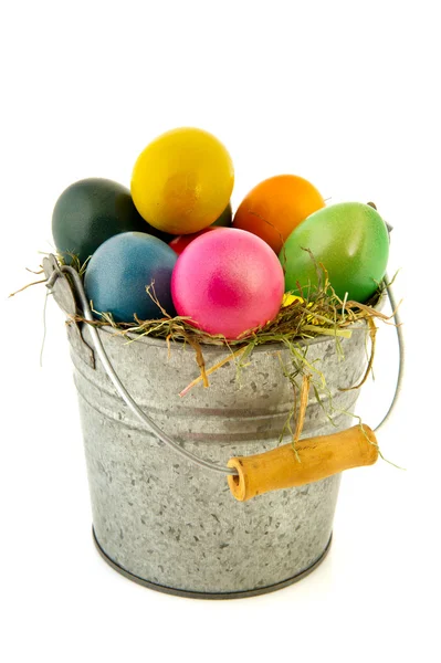 Balde de Sinc ovos de páscoa coloridos — Fotografia de Stock