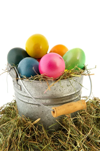 Balde de Sinc ovos de páscoa coloridos — Fotografia de Stock