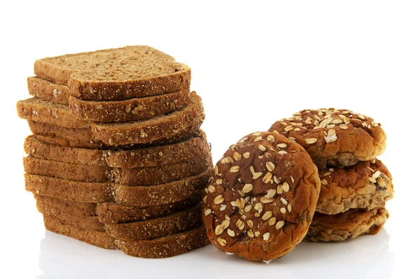 Бурые ломтики хлеба и мюсли булочки — стоковое фото