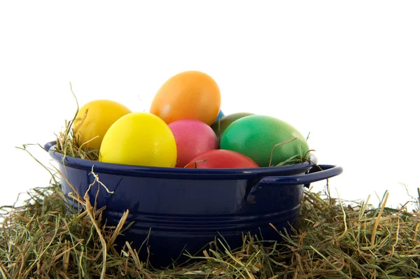 Cubo azul huevos de Pascua coloridos —  Fotos de Stock