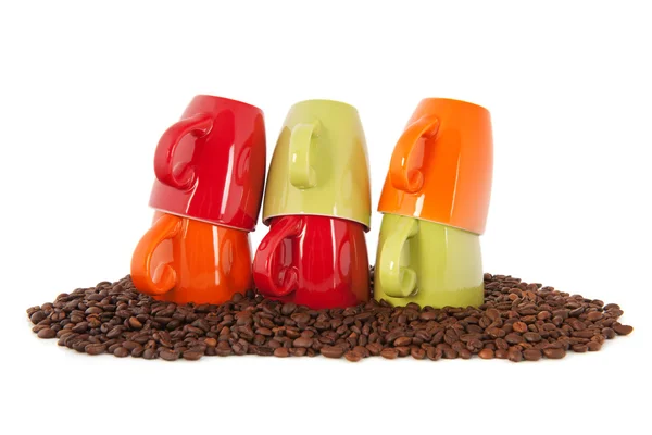 Coloridas tazas de café con granos — Foto de Stock