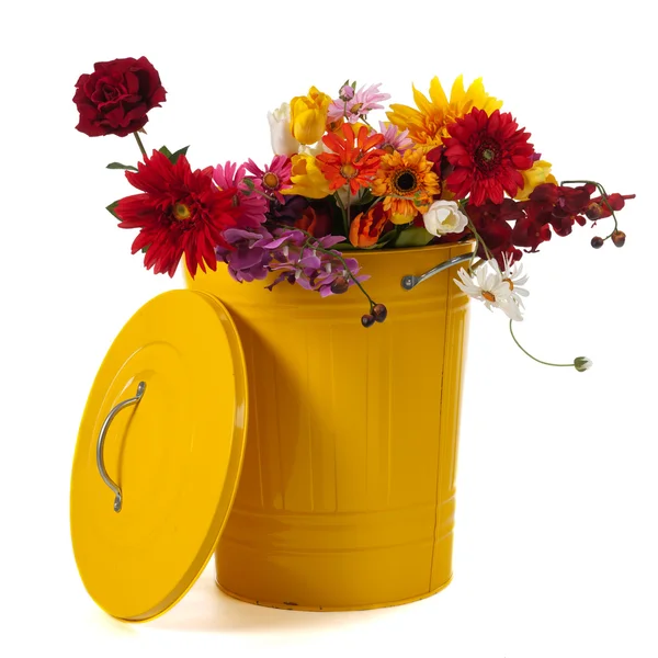 Κίτρινο σκουπιδοτενεκές με λουλούδια — Φωτογραφία Αρχείου