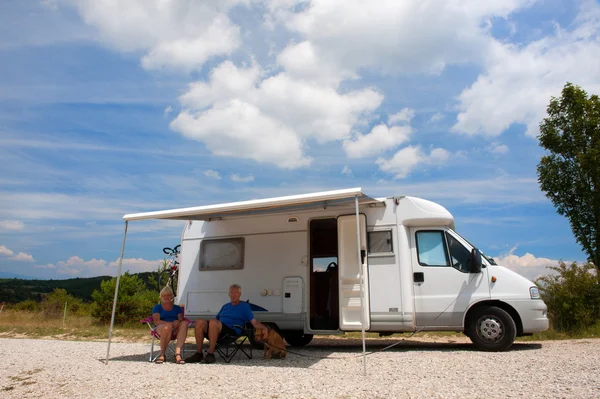 Paar reizen per camping auto — Stockfoto