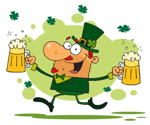 Leprechaun masculino correndo através de Shamrocks com cervejas — Fotografia de Stock