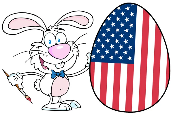 Банни рисует пасхальное яйцо, как американский флаг — стоковое фото