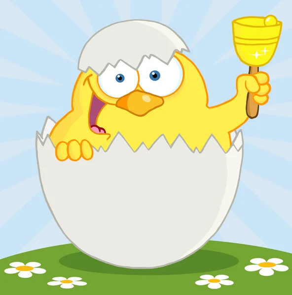 Gele Pasen chick in een shell beltonen een bell op een heuvel — Stockfoto
