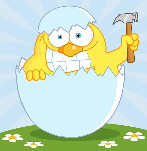 Amarillo Pascua polluelo sosteniendo un martillo en una concha en una colina —  Fotos de Stock
