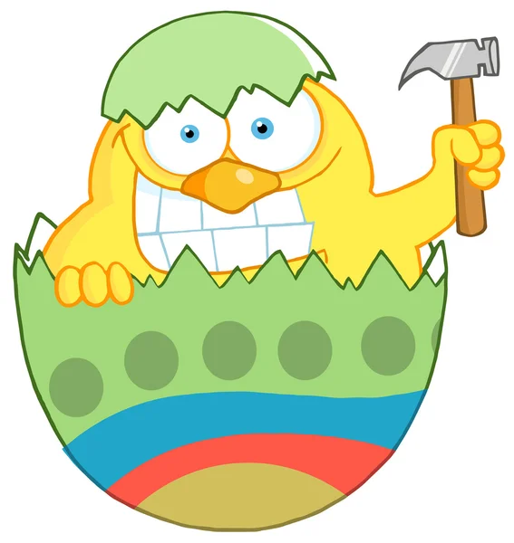Amarillo Pascua polluelo sosteniendo un martillo en un verde Shell — Foto de Stock