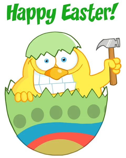 Happy easter chick houdt een hamer in een groene shell — Stockfoto