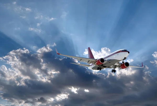 Airplane and sun behind — Stock Photo, Image