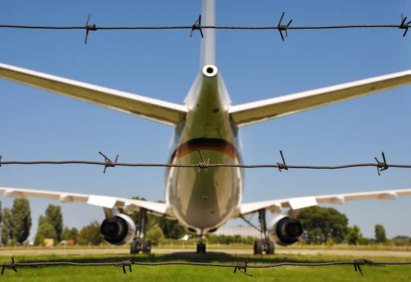 Flugzeug und Draht — Stockfoto