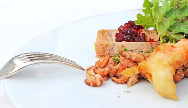 Изысканные креветки и салат из гусиной печени — стоковое фото