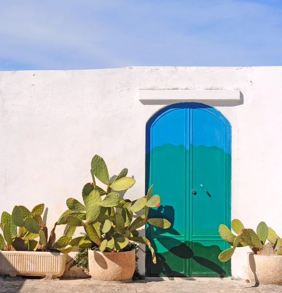 Porta azul e verde, Ostuni, Itália — Fotografia de Stock