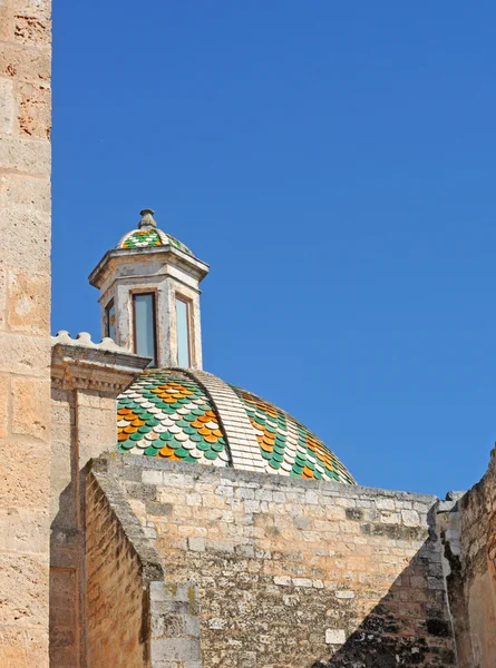 Ostuni-Kathedrale, bunte Kuppel — Stockfoto