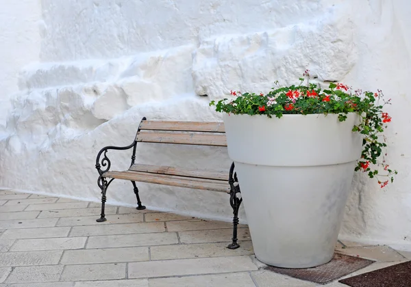 Giant flowerpot with red geraniums — Stock Photo, Image