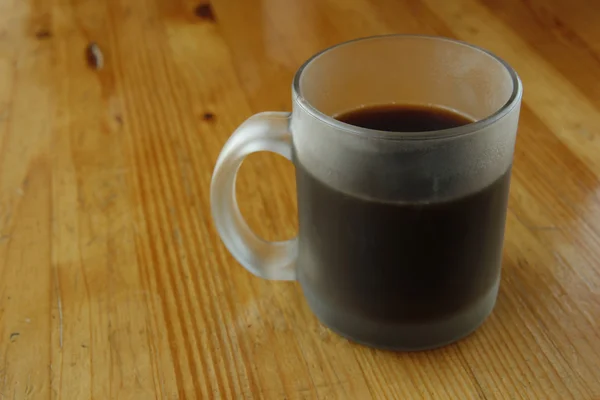 Стакан горячего черного кофе — стоковое фото