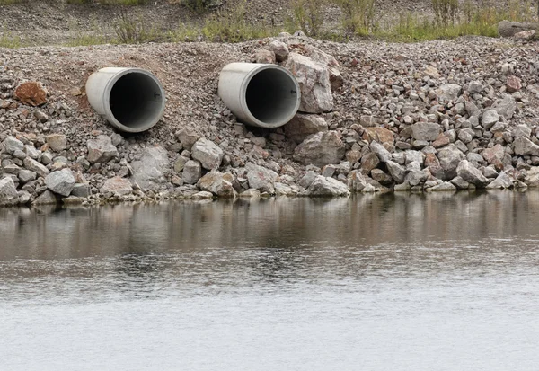 Dos tuberías al río — Foto de Stock