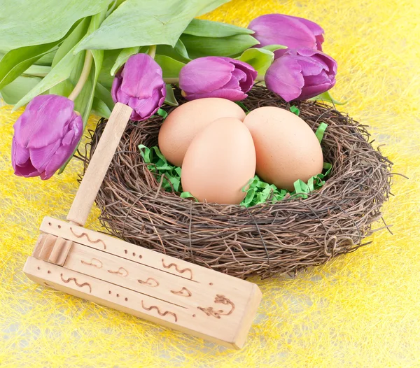 Vajíčka, tulipány nad ráčny — Stock fotografie