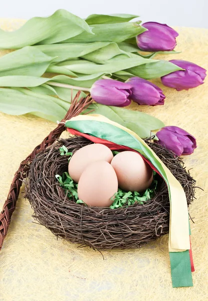 Huevos, látigo, tulipanes —  Fotos de Stock