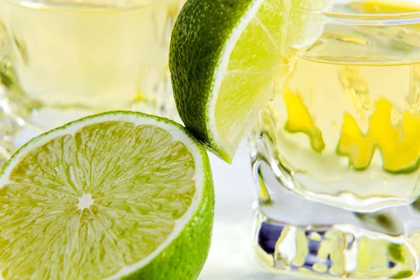 Tequila de ouro com limão . — Fotografia de Stock