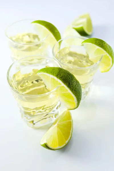 Guld tequila med lime. — Stockfoto