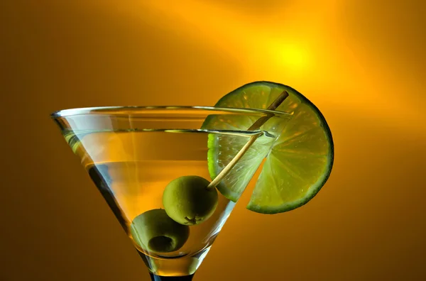 Martini s limetkou a zelené olivy. — Stock fotografie