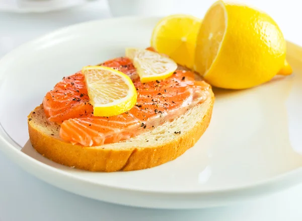 Sandwich con salmón . —  Fotos de Stock
