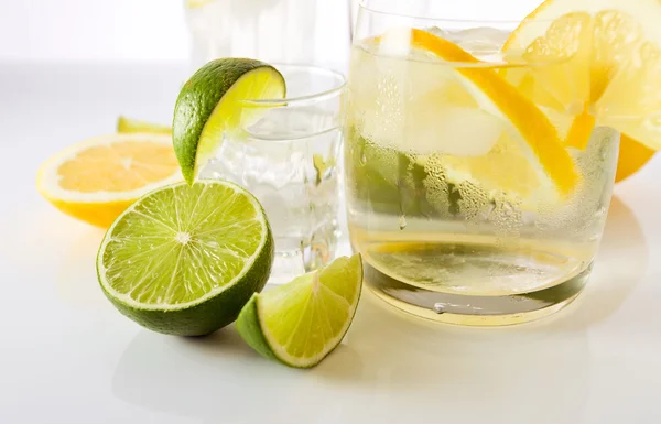 Bebidas com limão e limão . — Fotografia de Stock