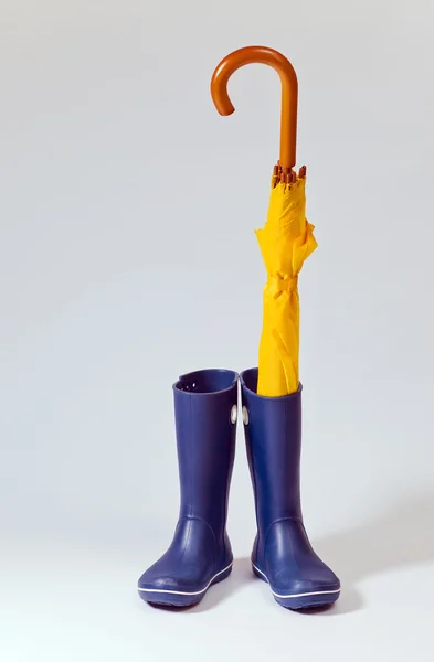 Paraply och gummi stövlar . — Stockfoto