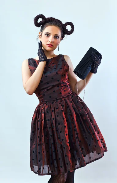 Porträt des jungen Mädchens mit schwarzer Handtasche. — Stockfoto