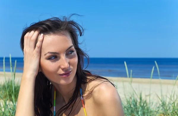 A jovem mulher em uma praia . — Fotografia de Stock