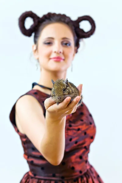 A menina com um rato — Fotografia de Stock