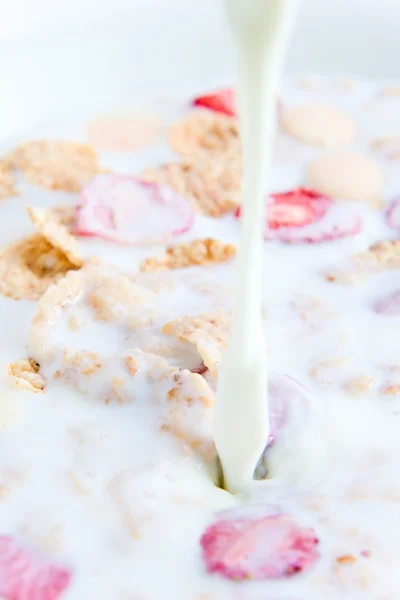 Flocos dietéticos com morango e leite — Fotografia de Stock