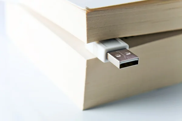 Libro con conector USB — Foto de Stock