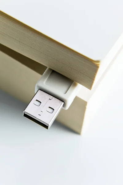 Libro con conector USB —  Fotos de Stock