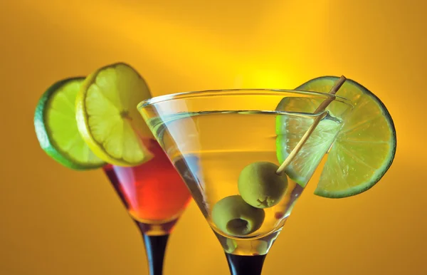 Martini met kalk en groene olijven — Stockfoto