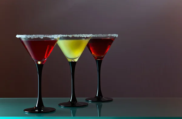 Trois verres avec un cocktail — Photo