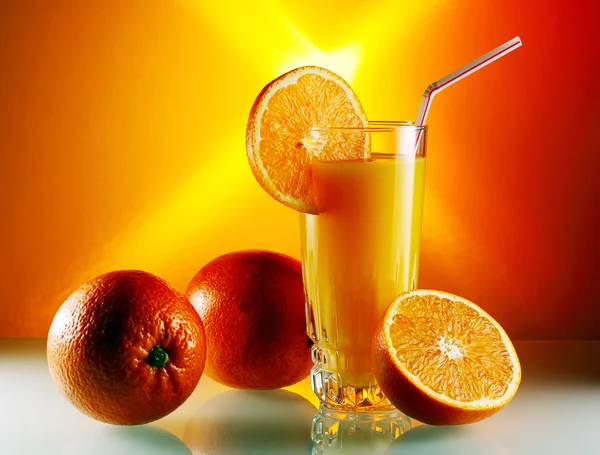 Pomarańcze i szkła z sokiem. — Zdjęcie stockowe