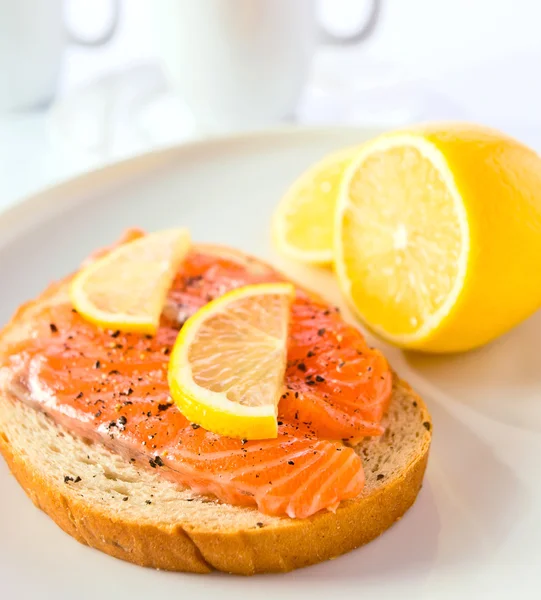 Sandwich con salmón . —  Fotos de Stock